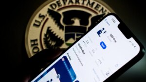 3,000 دولار لمن يغادر الولايات المتحدة طواعية قبل 2026: إعادة تصميم سياسة الإبعاد – بقلم شاشوف