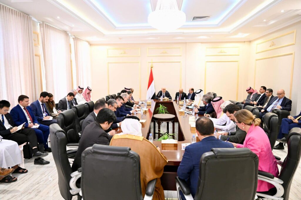 تحول خطير! الرئيس رشاد العليمي يفجر صدام مع الانتقالي جنوب اليمن