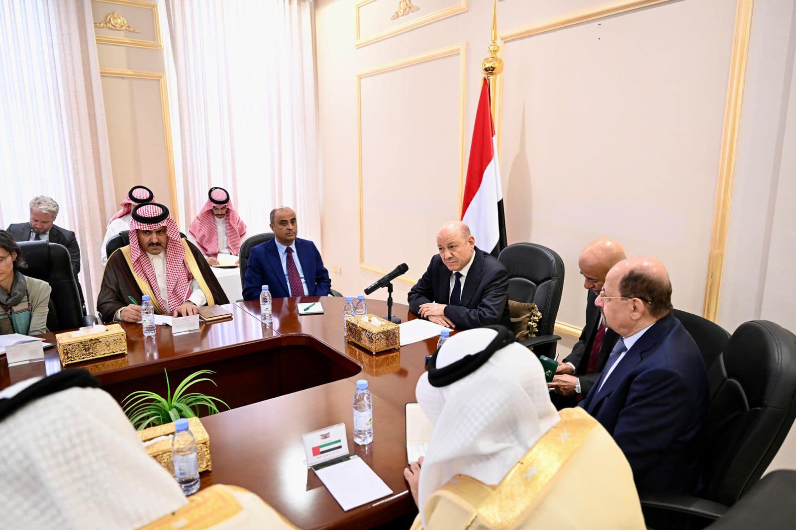 تحول خطير! الرئيس رشاد العليمي يفجر صدام مع الانتقالي جنوب اليمن