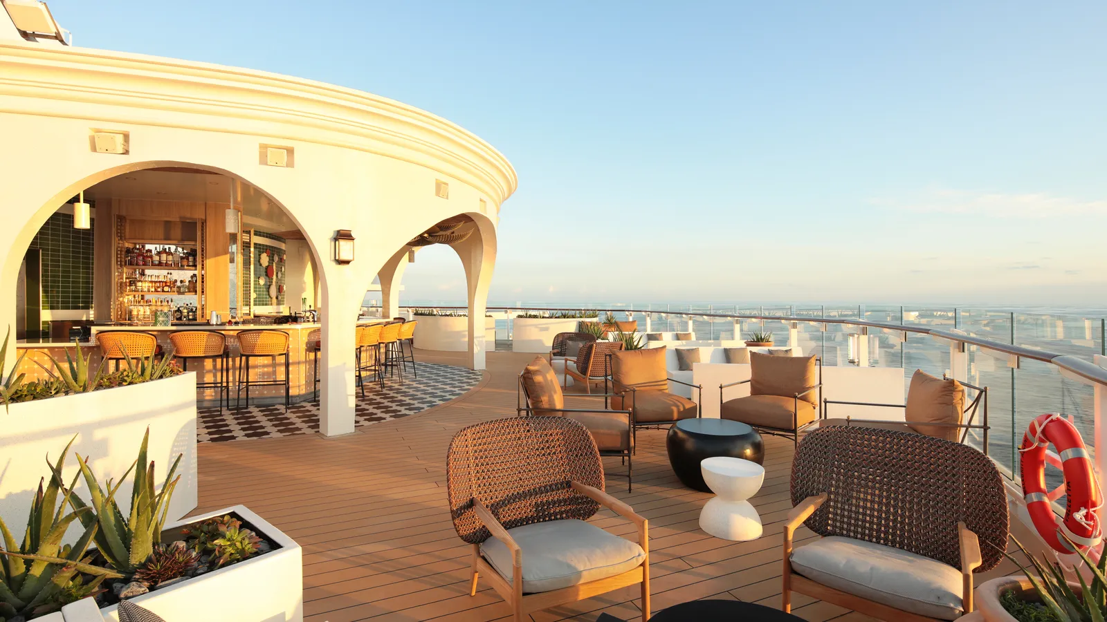 الصورة قد تحتوي على كرسي، أثاث، عمارة، بلكونة، بناء، شرفة، مصباح ونبتة