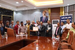 أهالي العريش في خورمكسر يكرّمون عواس الزهري، مدير عام المديرية، تقديرًا لجهوده