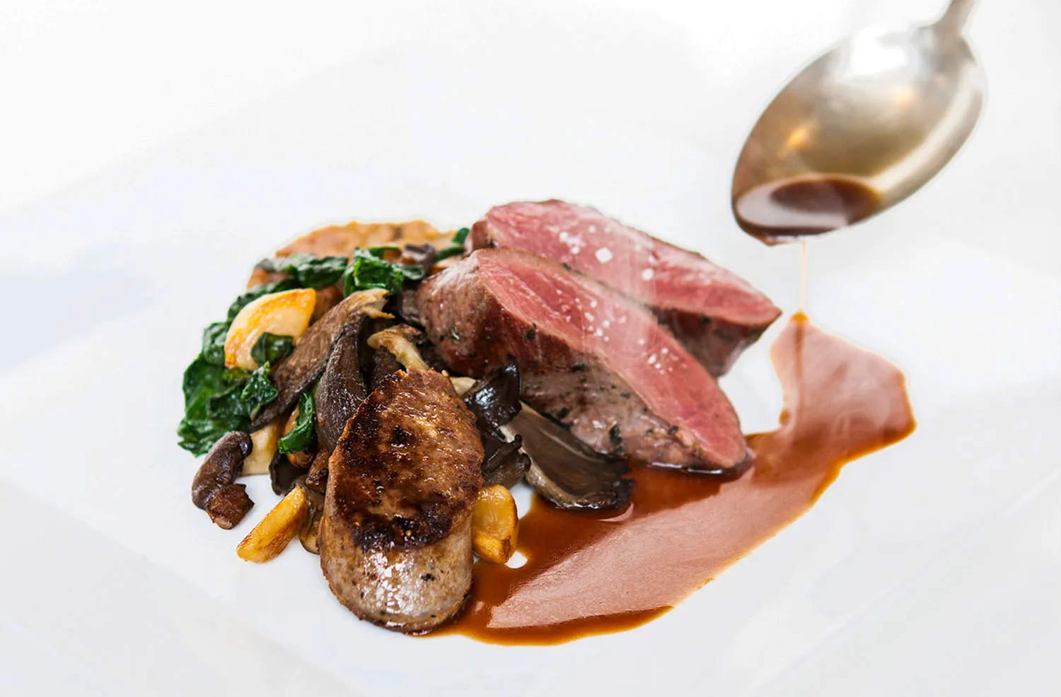 الصورة قد تحتوي على كريستيان جونز، الطعام، اللحم، لحم الضأن، لحم الخنزير، تقديم الطعام، ولحم البقر