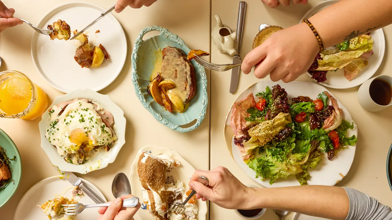 أين تذهب لتناول الإفطار المتأخر في مدينة نيويورك؟