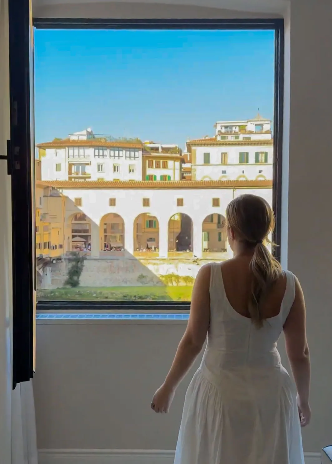 قد تحتوي الصورة على شخص ومعلم وجسر