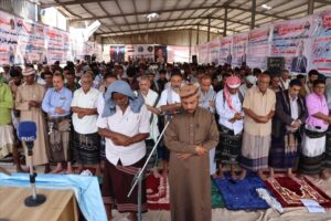 اخبار المناطق – إمام صلاة الجمعة في مخيم الاعتصام الجنوبي بأبين يُحذِّر من الشائعات الضارّة ويدعو إلى الوحدة.