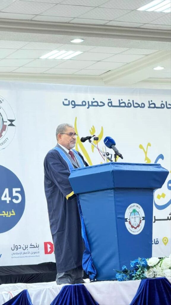 تتواصل الآن عملية تكريم طلاب جامعة حضرموت