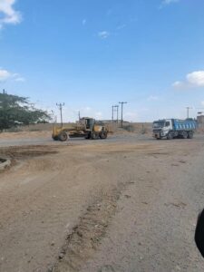 اخبار المناطق – بتمويل العميد ناصر عبدربه.. شباب المبادرة يطلقون مشروع تعبيد شوارع لودر