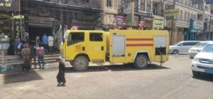 اخبار المناطق – عناصر الدفاع المدني في المكلا يسيطرون على حريق نشب في مستودع الطاقات الشمسية.