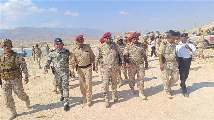 قائد محور الغيضة يتفقد القوات العسكرية في ميناء نشطون