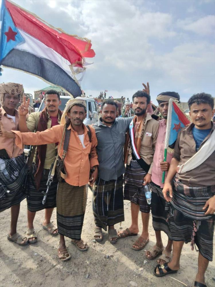 مسيرة حاشدة في خور العميرة بلحج تجدد العهد للمجلس الانتقالي وتطالب بحق الجنوب في تقرير المصير