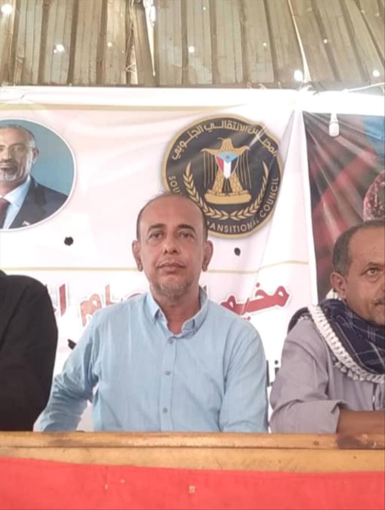 من ساحة اعتصام زنجبار .. مأمور زنجبار يدعو أبناء المحافظة التوجه غدا لساحة العروض عدن