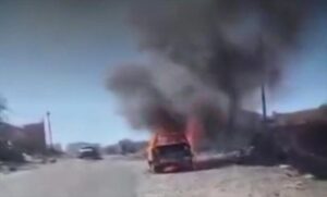 اخبار المناطق – مواطن في البيضاء يشتعل سيارته بسبب الانتهاكات التي تعرض لها من الحوثيين