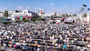 اخبار عدن – تجمع حشود كبيرة لأداء صلاة الجمعة في ساحة الاعتصام بخور مكسر