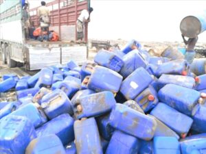 اخبار عدن – تدمير 10 أطنان من المواد الكيميائية والزراعية منتهية الصلاحية في مديرية المنصورة