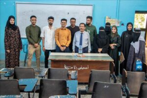 اخبار عدن – تكريم مؤسس الكلية وعميدها من قبل الدفعة الأولى في كلية الإعلام تقديرًا لجهوده الكبيرة.