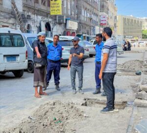 اخبار عدن – مدير صيرة يزور مشروع تحسين الشوارع الداخلية والثانوية في المديرية