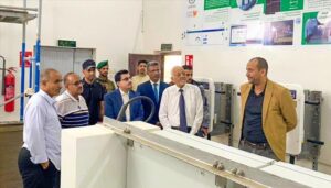 اخبار عدن – نائب وزير المياه يتفقد المراحل الأخيرة لمشروع بناء محطة للطاقة الشمسية في حقل