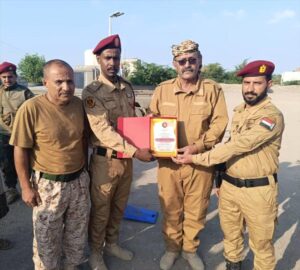 اخبار وردت الآن – خريجو الكلية الحربية يقدّمون شهادة تقدير لقائد اللواء 43 عمالقة