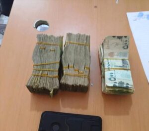 اخبار وردت الآن – قوات الاستقرار في الشحر تلقي القبض على مشتبه بهم في سرقة مبلغ مالي من أحد الأحياء السكنية