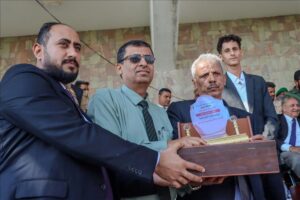 اخبار وردت الآن – محافظ لحج يكرم عائلة الشهيد لبوزة خلال الاحتفال بعيد الاستقلال الثامن والخمسين