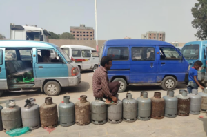 ارتباك في الحياة اليومية.. أزمة الغاز تؤدي إلى مشاكل في وسائل النقل في عدن – شاشوف