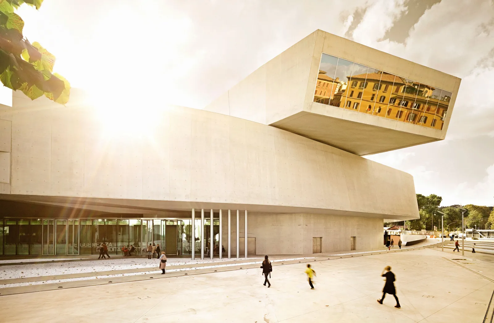 قد تحتوي الصورة على عمارة، مبنى، مركز مؤتمرات، شخص، ومشي