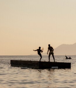استكشاف دور الاتصال البشري في رفاهية العصر الحديث