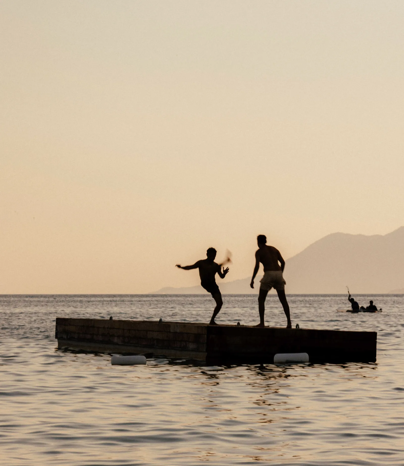 صورة قد تحتوي على المياه أو الواجهة المائية أو الميناء أو الرصيف أو الشخص البالغ أو الطبيعة أو الهواء الطلق أو السماء أو البحر أو التصوير الفوتوغرافي