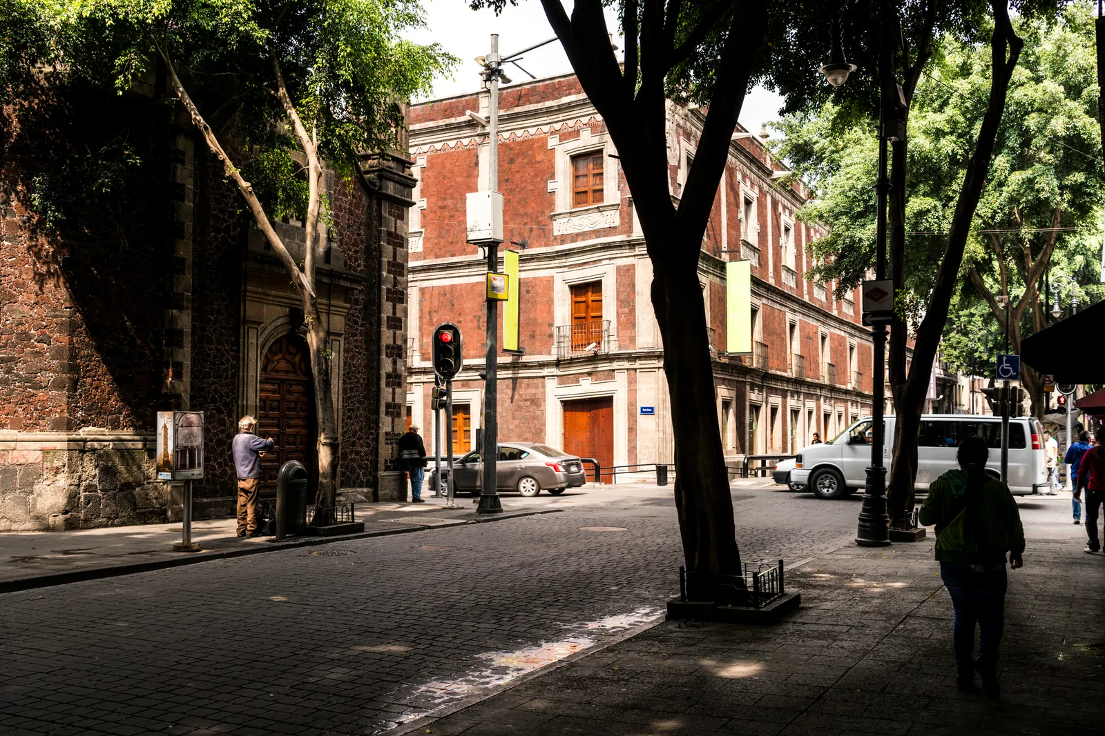 يمكن أن تحتوي الصورة على: مدينة، شارع، حضري، طريق، عمارة، سيارة، نقل، وسيلة، شخص وزقاق