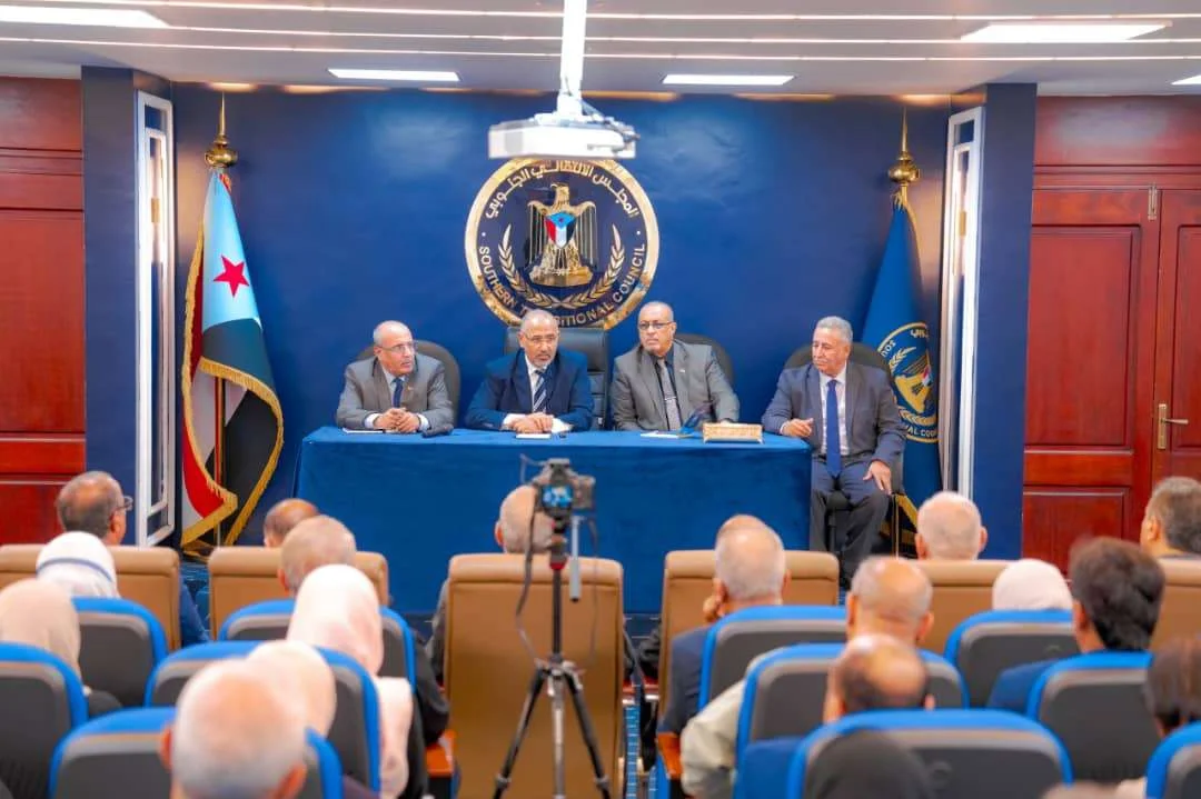 انقسامات حادة في الحكومة اليمنية وزراء ومسؤولون يدعمون الانفصال والرئاسة