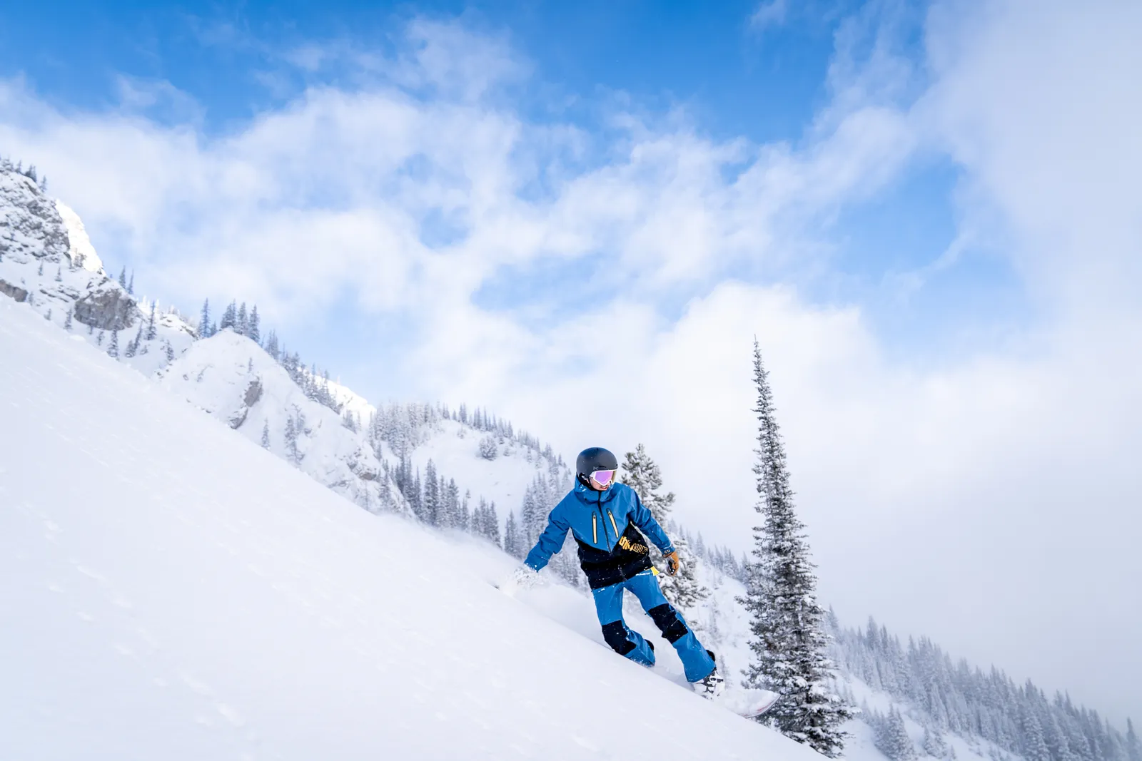 الصورة قد تحتوي على دنتريل إنمان الطبيعة في الهواء الطلق الثلج طفل أنشطة ترفيهية التزلج رياضة وملابس