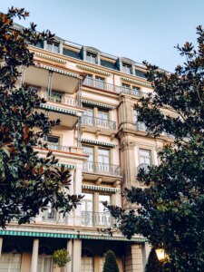 جانب جديد من غابة الكBlack—من ساعات الكوكو المصممة إلى حمامات معدلة حديثًا