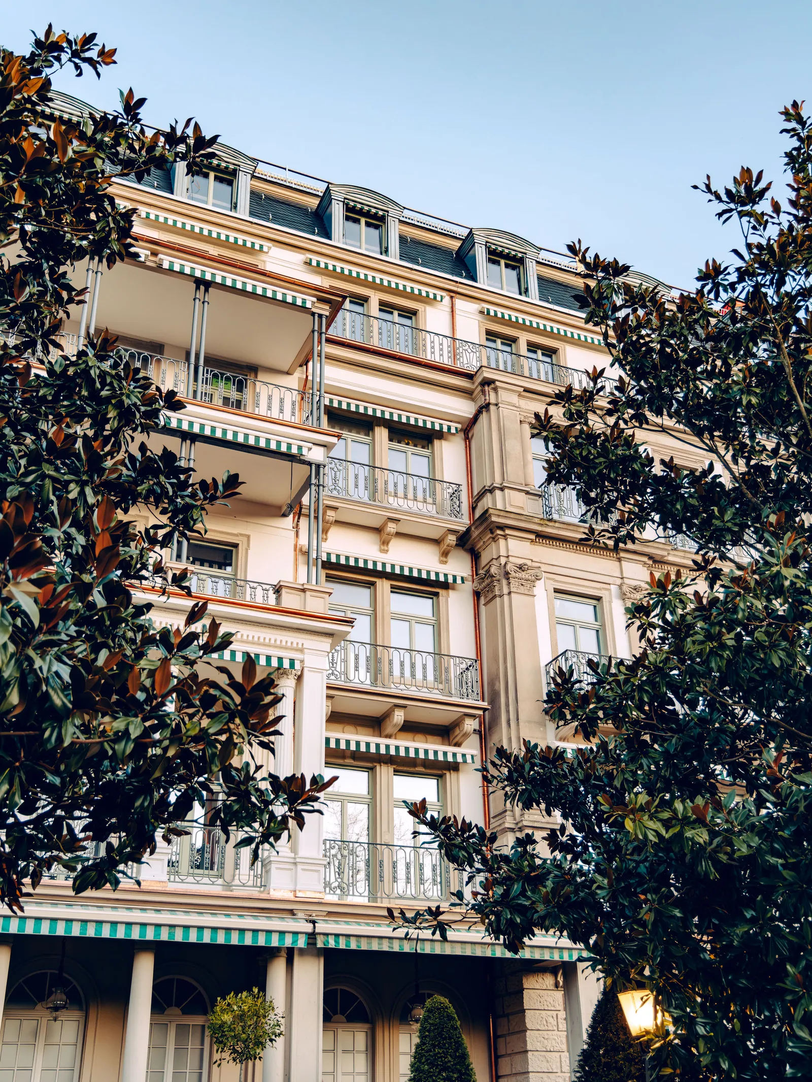 قد تحتوي الصورة على مبنى شقة معمارية وبناية ومدينة ومرتفع urbano