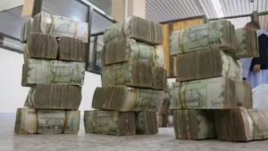 عنوان مدهش: ارتفاع حاد في سعر الدولار في اليمن… الفجوة تصل إلى 600% والمواطنون يتحملون العبء!