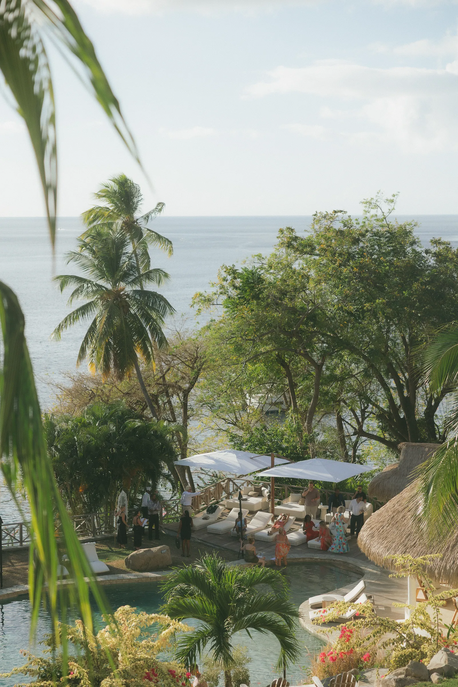 قد تحتوي الصورة على الصيف، العمارة، المباني، في الهواء الطلق، المأوى، النباتات، الغطاء النباتي، الأشجار، الطبيعة، والاستوائي