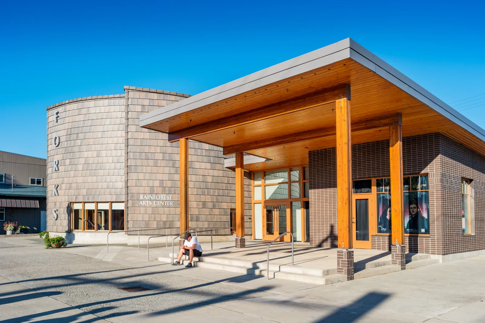 صورة قد تحتوي على شخص بالغ عمارة مبنى منزل سكن رواق ملابس أحذية وحذاء