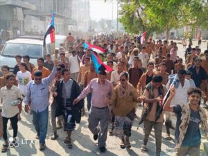 محافظات: مظاهرة جماهيرية ضخمة في خنفر دعماً لقوات النخبة الحضرمية ولإعادة الأم.