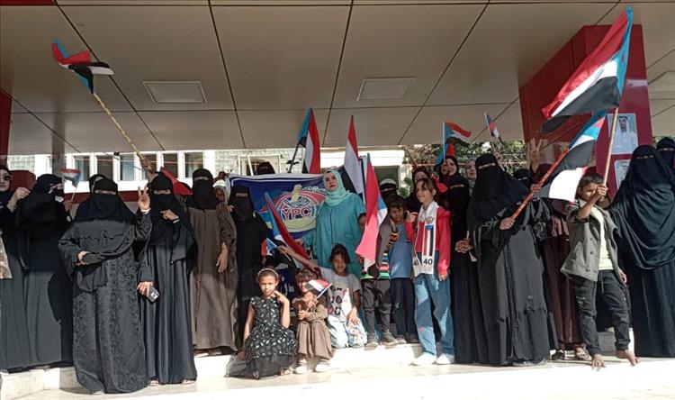 موظفات شركة النفط – فرع عدن يشاركن في اعتصام خورمكسر للمطالبة بإعلان الاستقلال الثاني