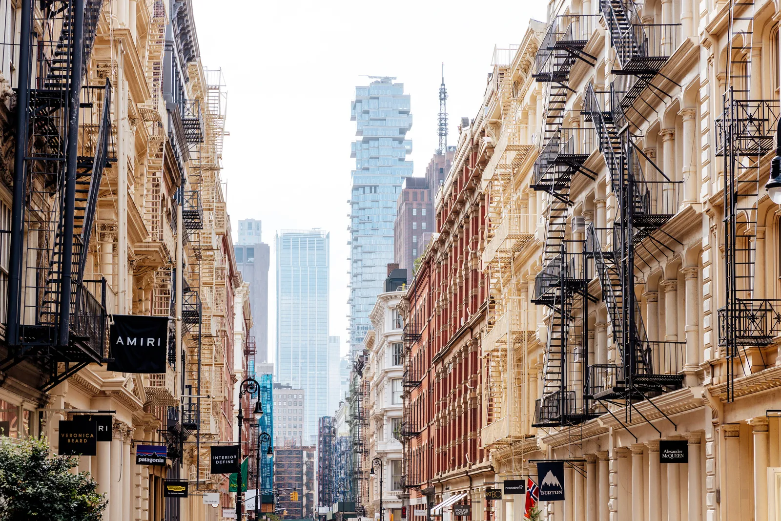 يمكن أن تحتوي الصورة على مدينة حضرية معمارية مبنى منظر المدينة مبنى شقة عالٍ شقة سكنية وطريق