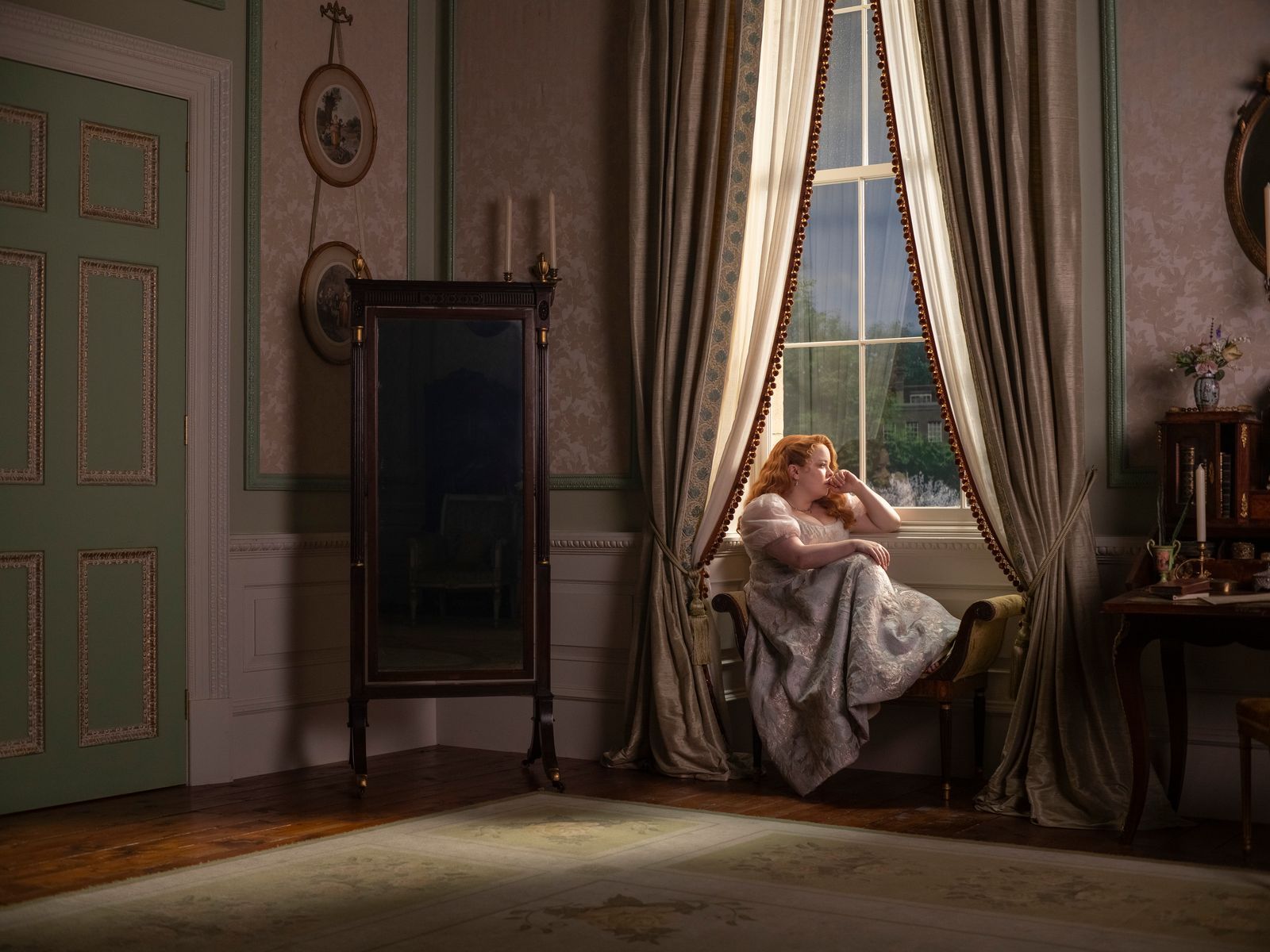 يمكن أن تحتوي الصورة على أثاث كرسي شخص جالس ديكور منزلي سجادة فن لوحه للبالغين حفل زفاف شمعة ومقعد