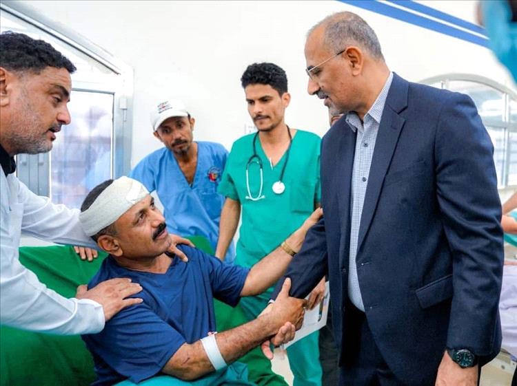اللواء عيدروس الزُبيدي يتفقد جرحى المواجهات الاخيرة في مستشفى عبود العسكري بعدن