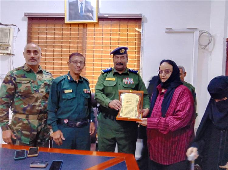 تكريم وكيل وزارة الداخلية بدرع تذكاري لدوره في التعاون والشراكة لنجاح الخطة المحلية لمكافحة التطرف العنيف