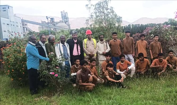 ثانوية الفقيد بالليل شيخ الرهوي تنفذ لطلالها المتفوقين رحله تعليمية ترفيهية لمصنع اسمنت باتيس