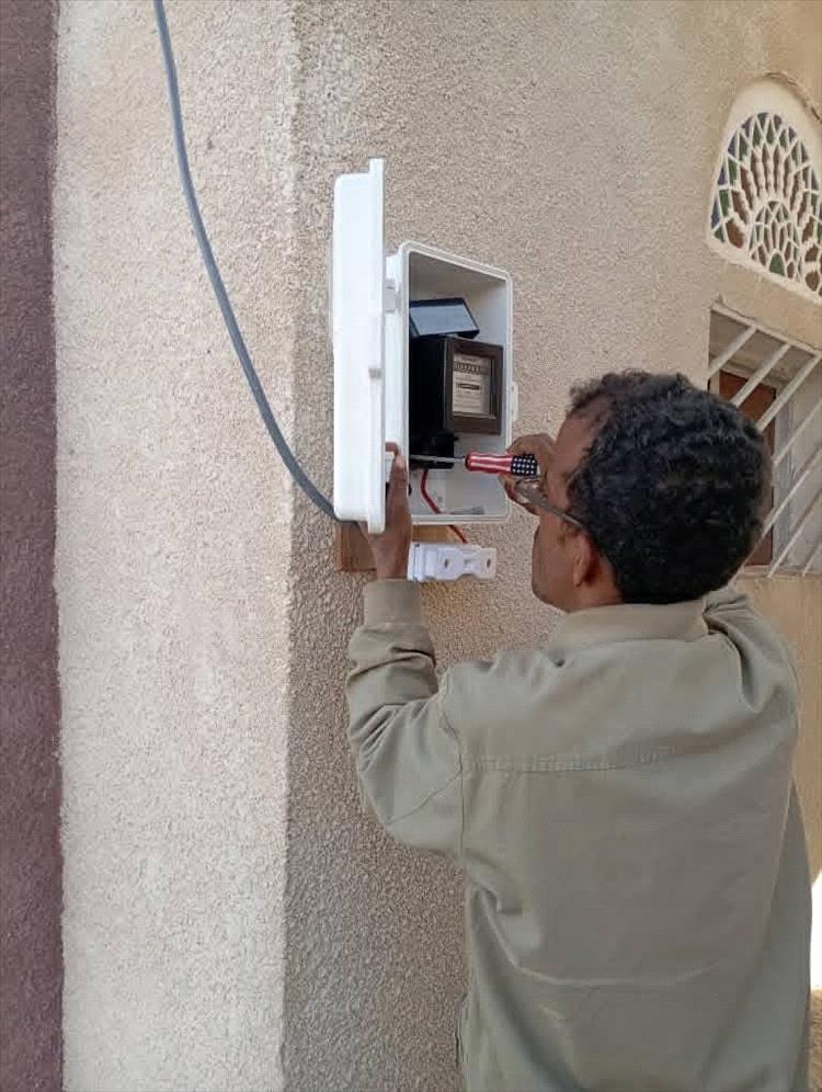 كهرباء شبوة تبدأ المرحلة النهائية لإدخال التيار الكهربائي لمناطق أسفل وادي مرخة