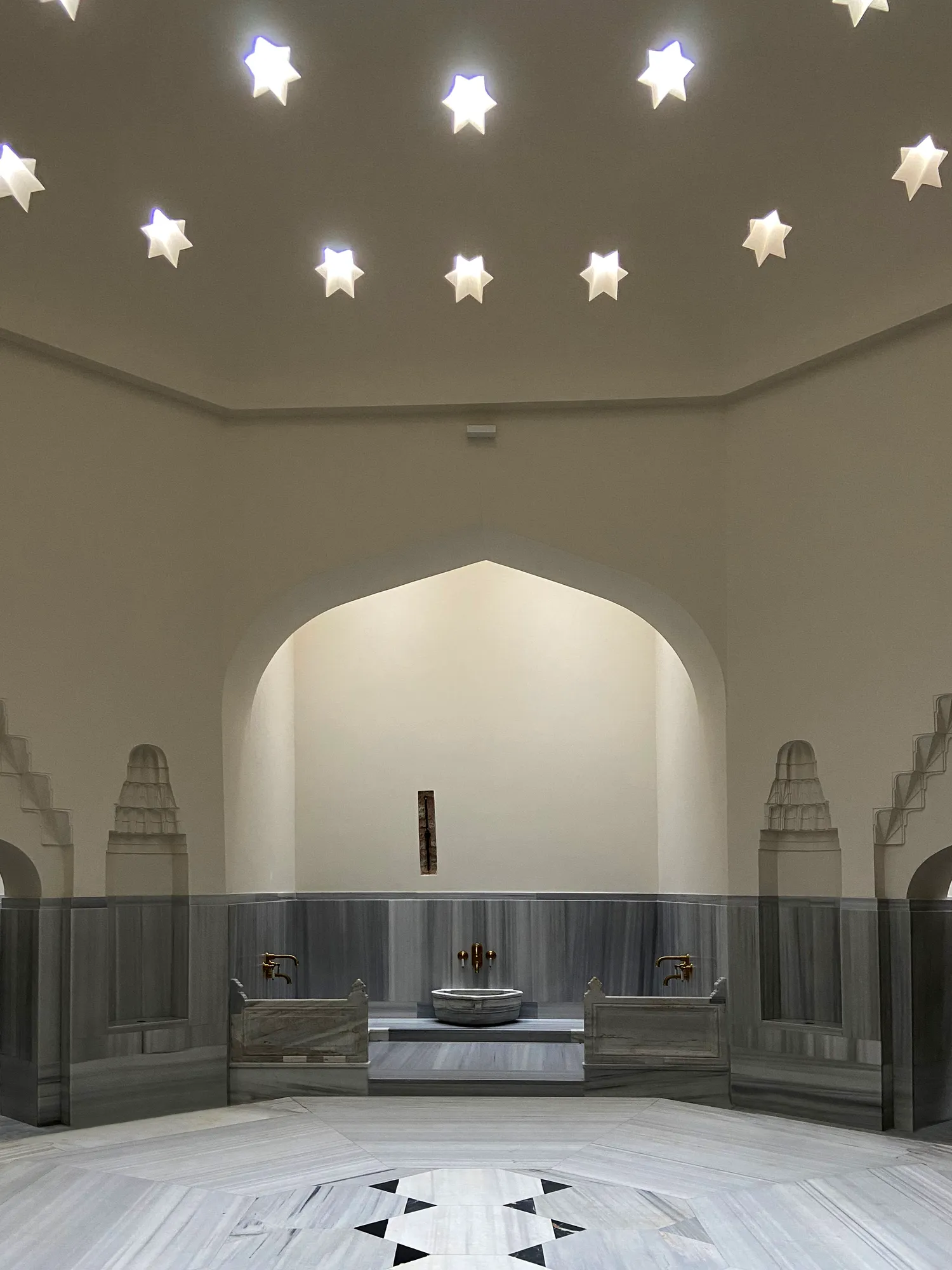 الصورة قد تحتوي على أرضية وداخل وتصميم داخلي وبناء ومدخل وحوض ومغسلة