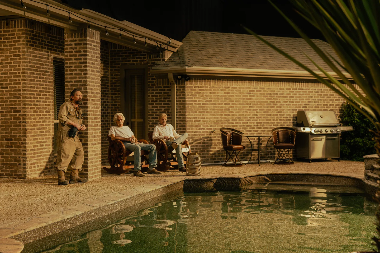 الصورة قد تحتوي على سام إليوت، كرسي من الطوب، أثاث، شخص بالغ، عمارة، مبنى، فندق، مسبح وماء