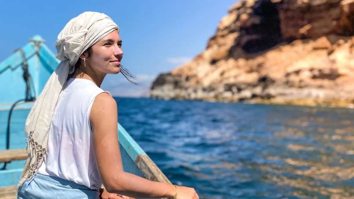 سقطرى تحت تأثير العزلة الجوية مئات السياح الأجانب في وضعية