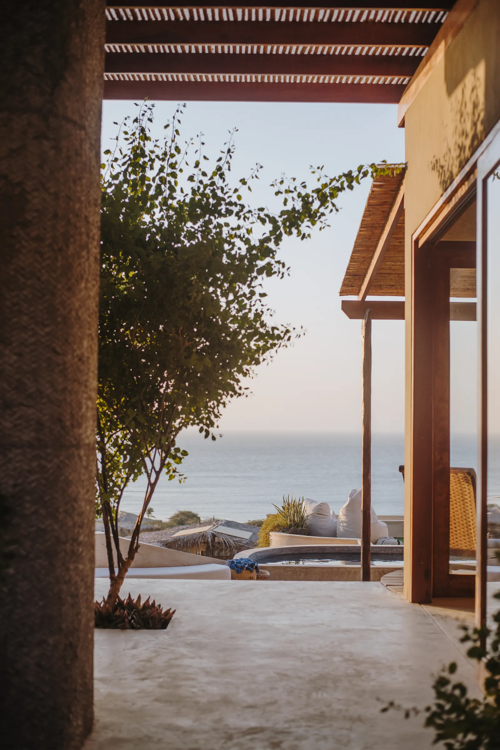 الصورة قد تحتوي على عمارة، مبنى، فندق، منتجع، أماكن داخلية، تصميم داخلي، طبيعة، منزل وسكن