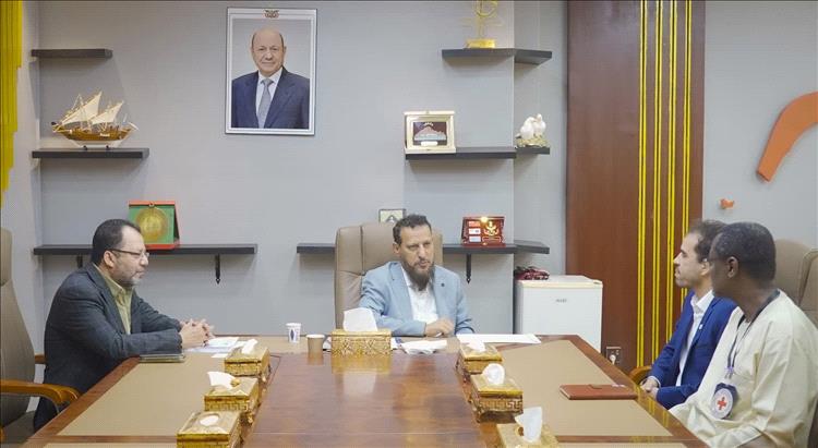 محافظ عدن يبحث مع بعثة الصليب الأحمر سُبل تعزيز التعاون المشترك