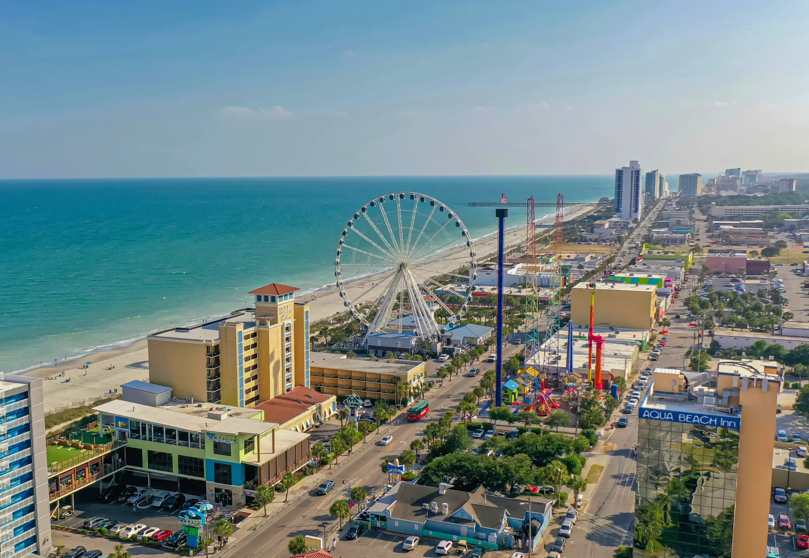 قد تحتوي الصورة على عمارة وبناء ومشهد حضري وآلة وعجلة وحديقة ملاهي وأجواء خارجية